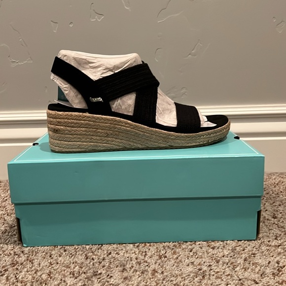 Brand Sketchers by Martha Stewart, black arch fit sandle. size 8 - Picture 4 of 9